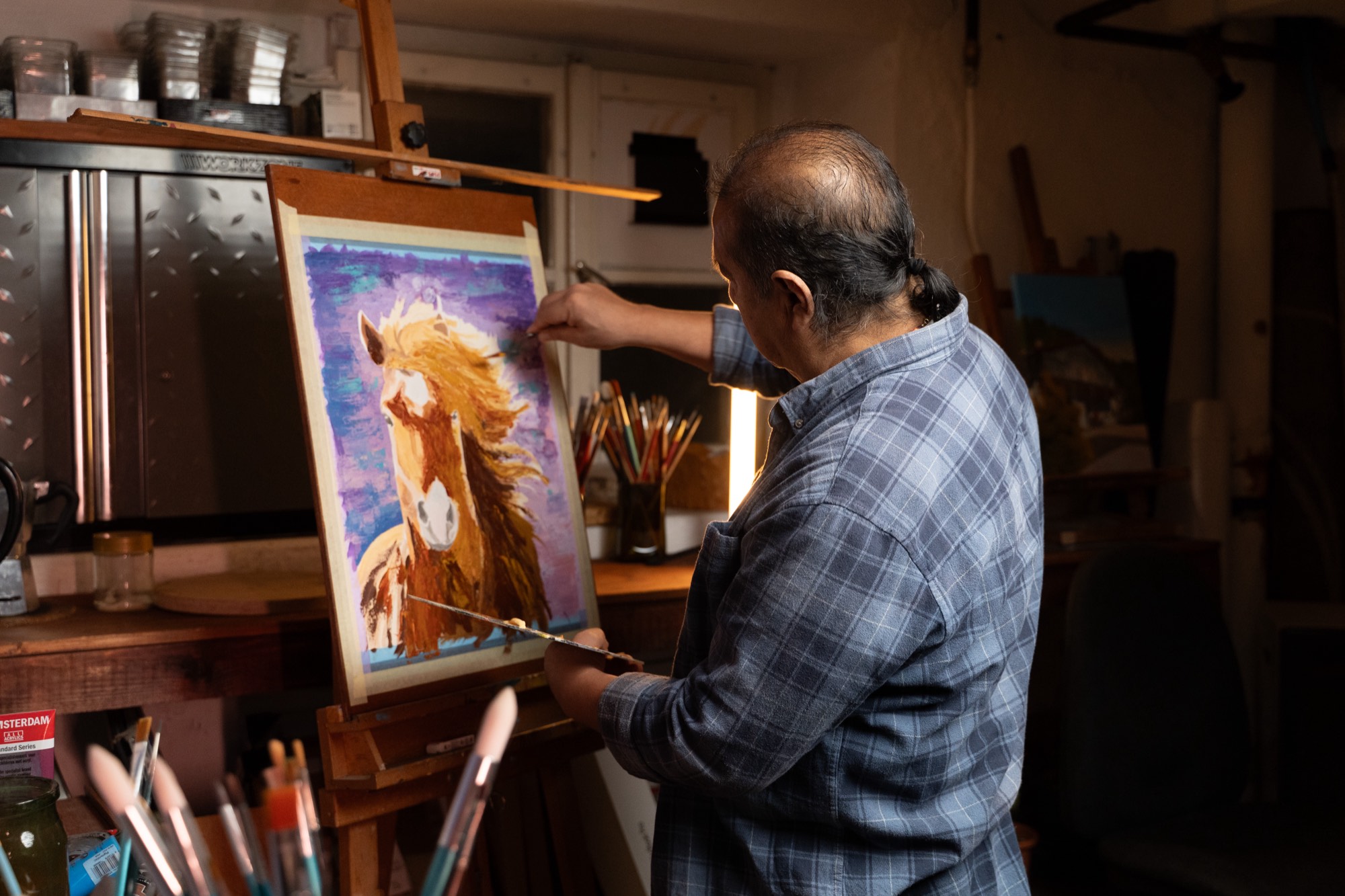 Juan Mayo al cavalletto, mentre dipinge un cavallo
